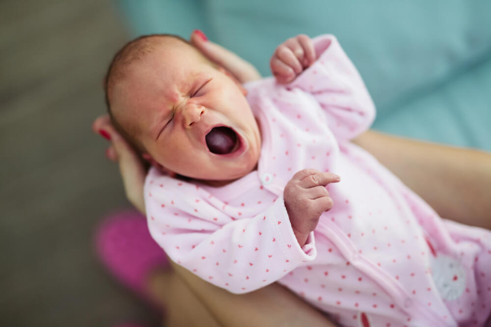 Reconnaître les signes de fatigue pour éviter la surstimulation chez le bébé