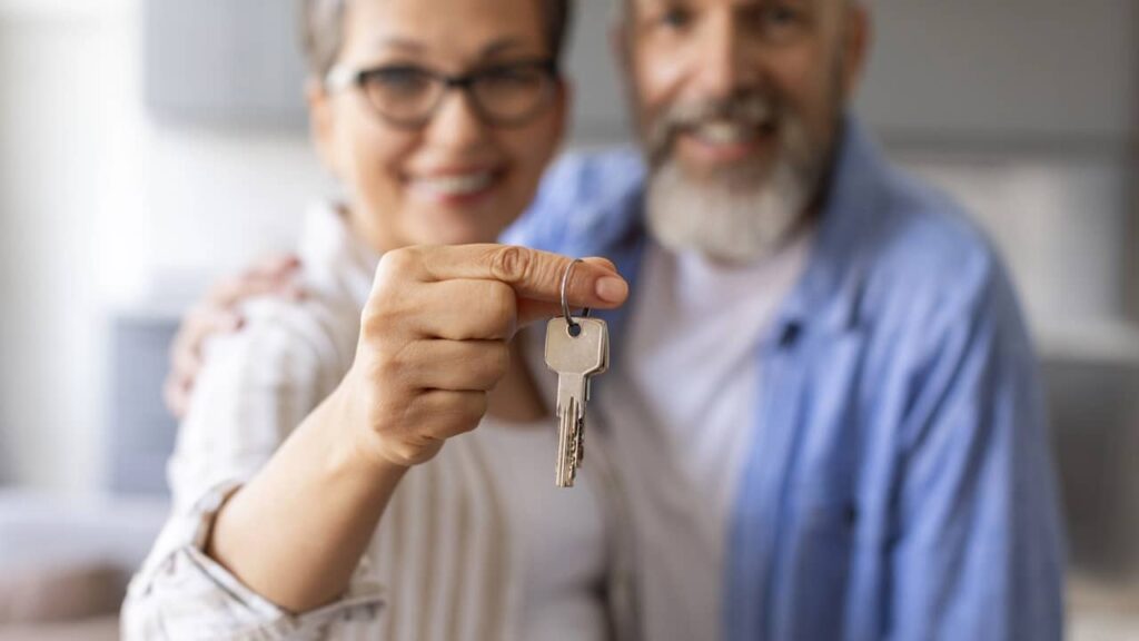 couple senior clé logement