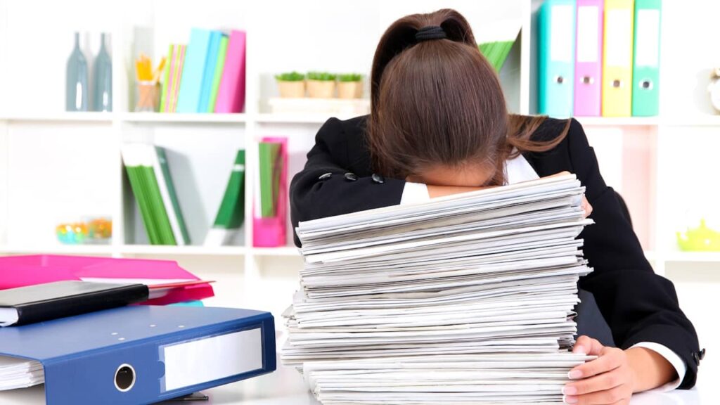 femme couchée sur pile dossiers documents administratifs