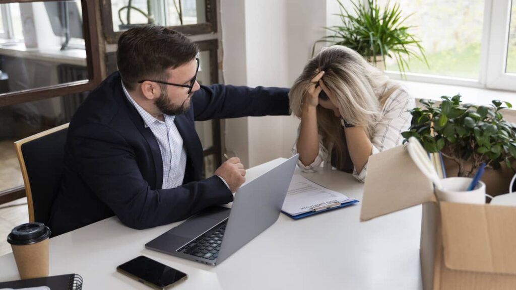 femme triste employeur