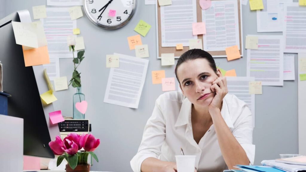femme triste ennui travail entreprise