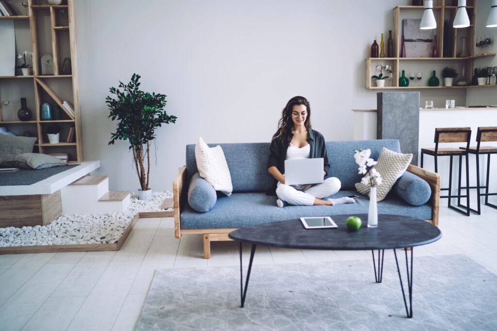 Une femme dans une maison propre