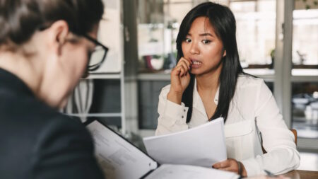 10 signes qui montrent que vous manquez d'assurance et comment y remédier