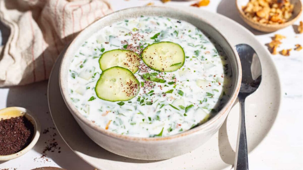 Soupe froide de concombre et yaourt à la menthe