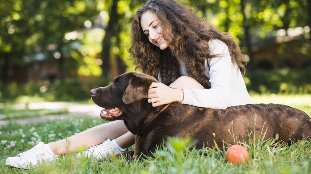 femme et chien calin tendresse