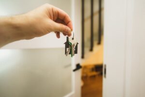 Il prête gratuitement sa maison à une amie, mais doit se battre en justice pour la reprendre
