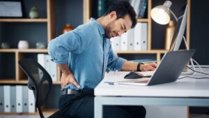 7 erreurs fréquentes qui fatiguent le dos en télétravail et comment les éviter
