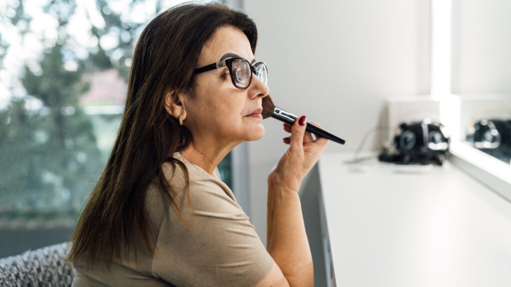 Le teint la base d’un maquillage réussi avec des lunettes