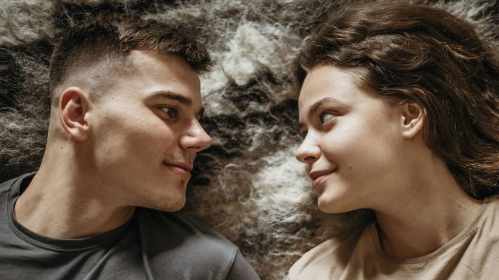 couple homme femme se regardent dans les yeux