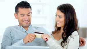 couple partage carte bancaire