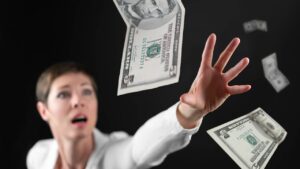 femme essaye attraper billets d'argent