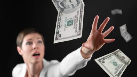 femme essaye attraper billets d'argent