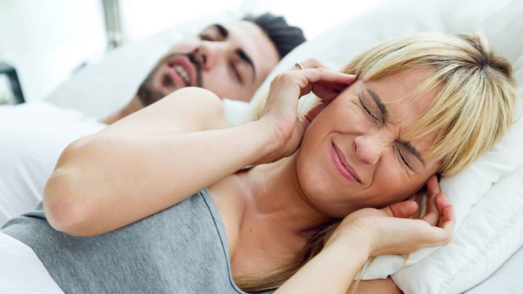 femme mal oreille homme couple lit