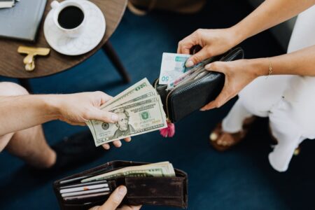 Ces jeunes âgés de 22 ans qui gagnent des centaines de milliers d'euros grâce à l'IA