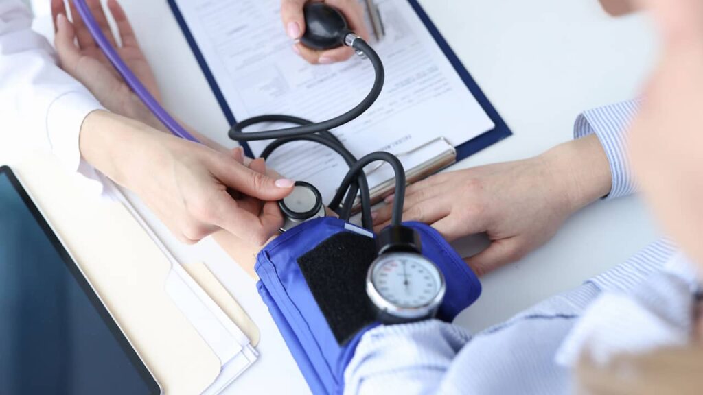 prise de tension hypertension medecin
