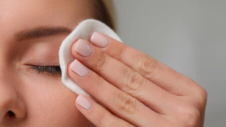Routine démaquillage simple et efficace : les 5 étapes clés