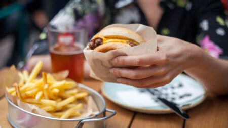 Les 7 aliments à éviter le soir pour mieux dormir et perdre du poids Les 7 aliments à éviter le soir pour mieux dormir et perdre du poids