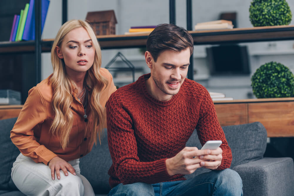Une femme qui espionne son homme au téléphone 