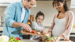 famille parents enfants cuisine