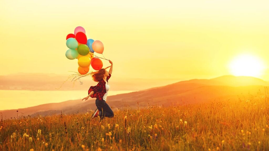femme court champ ballons coucher de soleil