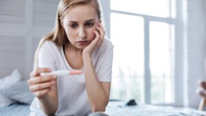 femme regarde test grossesse