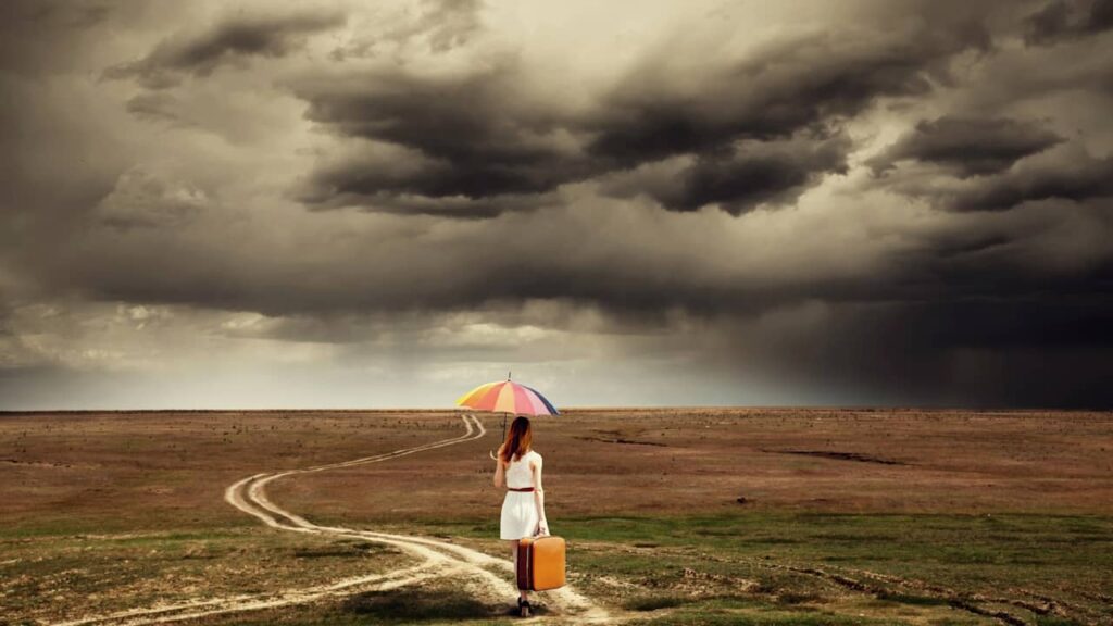 femme valise parapluie desert nature chemin