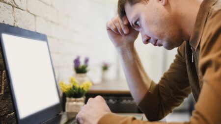 homme stresse devant ordinateur