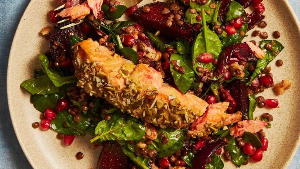 Salade de lentilles vertes, truite fumée et grenade