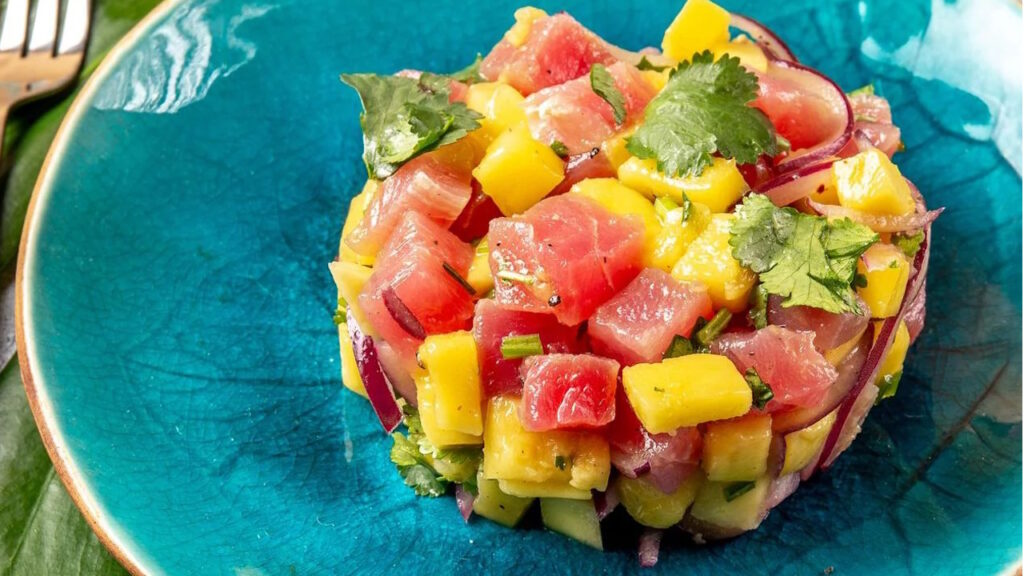 Tartare de saumon à la mangue et à la coriandre