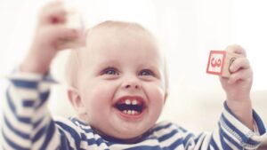 Quels sont les premiers mots que prononcent généralement les bébés ?