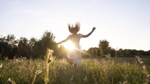 femme court champ coucher soleil