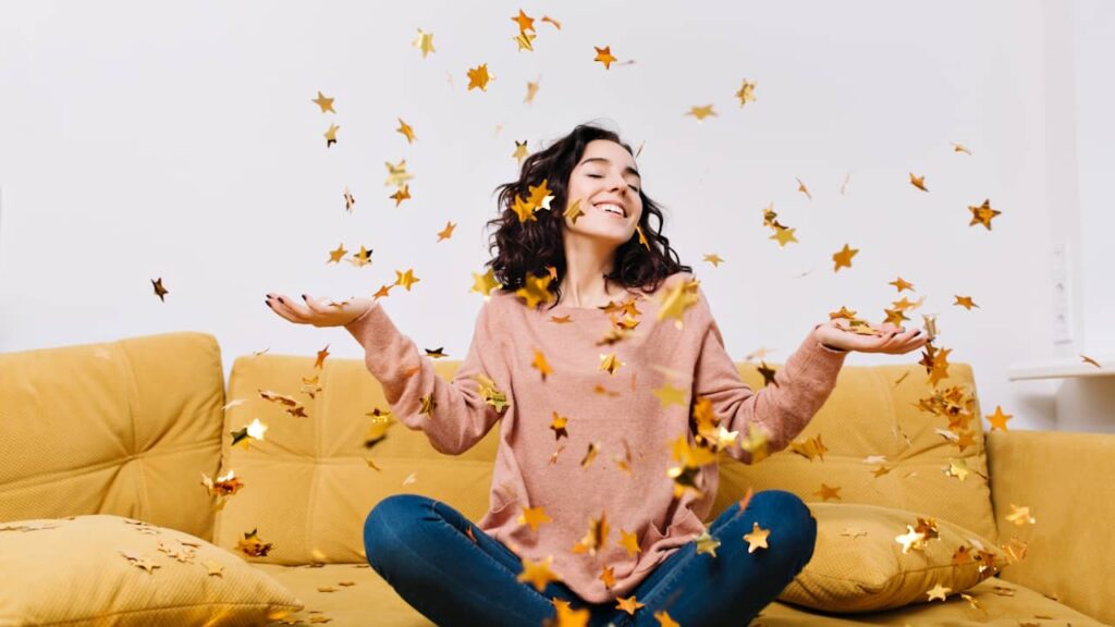 femme heureuse jette des etoiles