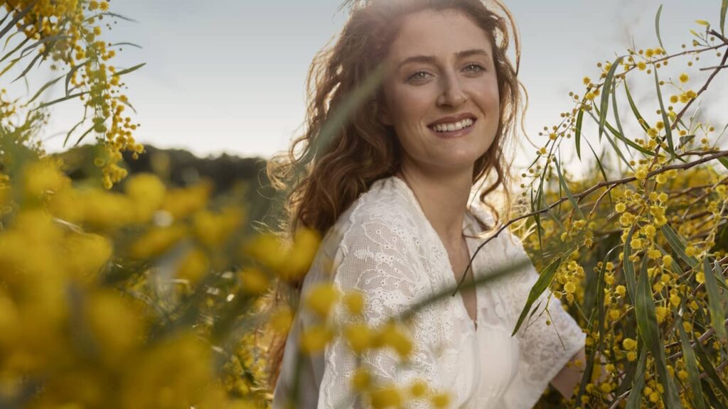 femme heureuse solaire joie champ