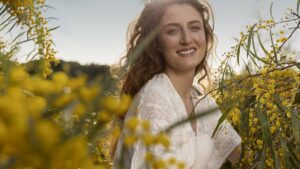 femme heureuse solaire joie champ