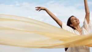 femme souriante ruban jaune