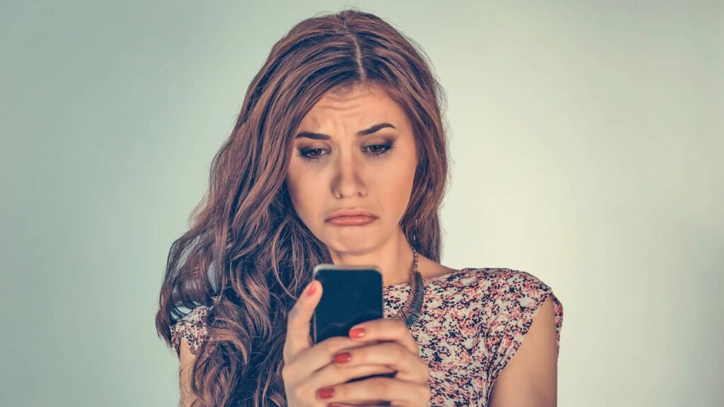 femme triste telephone