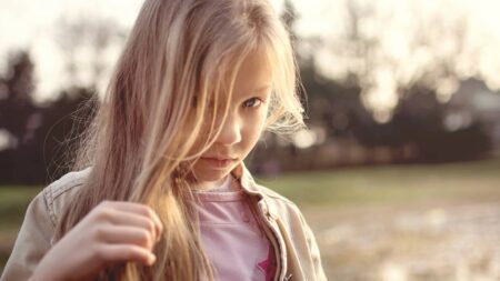 fille timide se cache cheveux