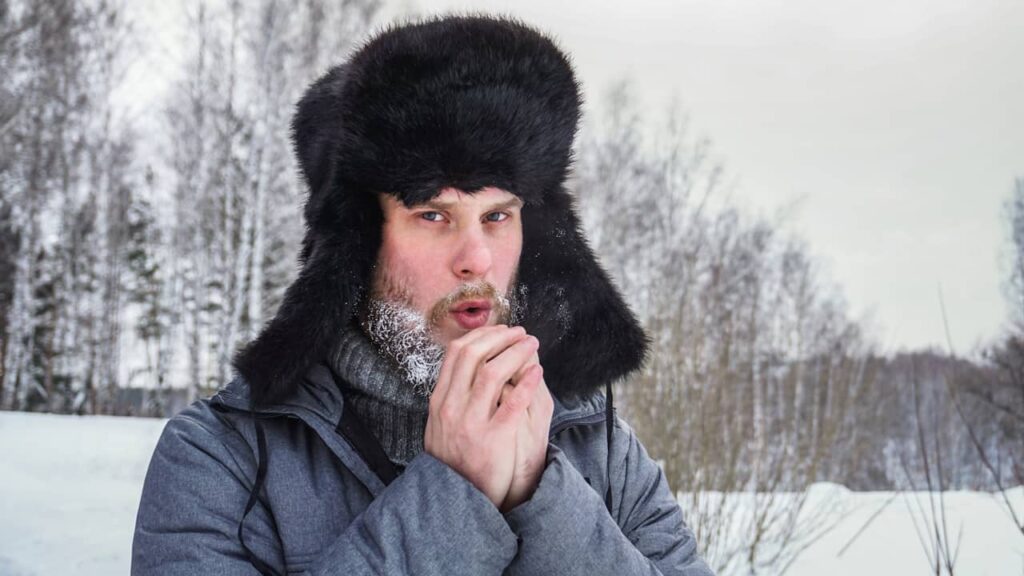 homme essaye rechauffer mains vague de froid