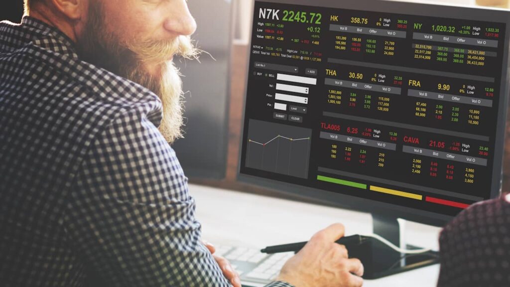 homme ordinateur bourse