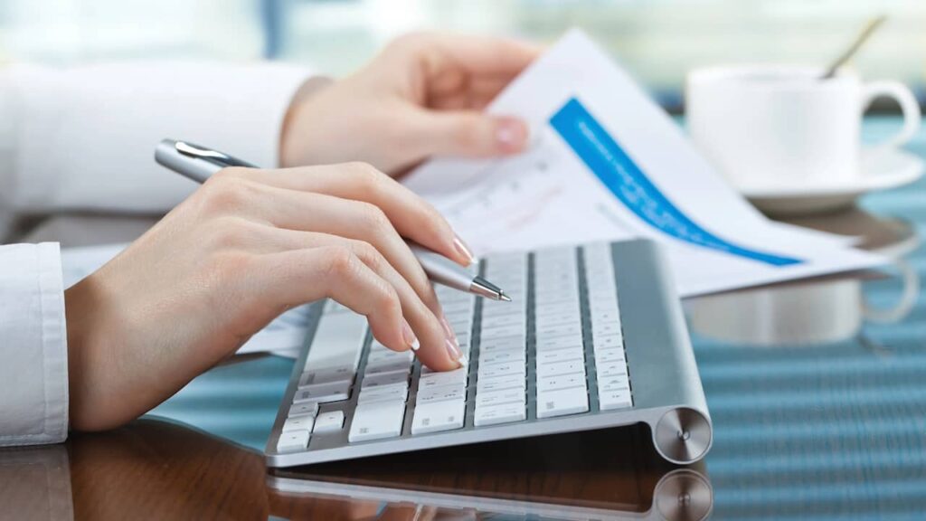 travail clavier ordinateur