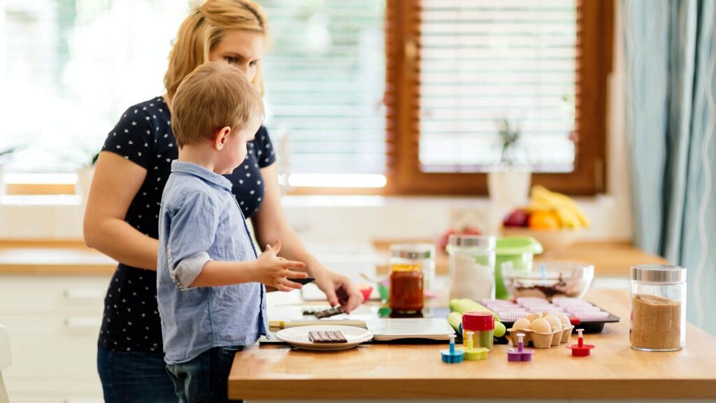 Pourquoi votre bébé vous suit partout (La vraie raison)