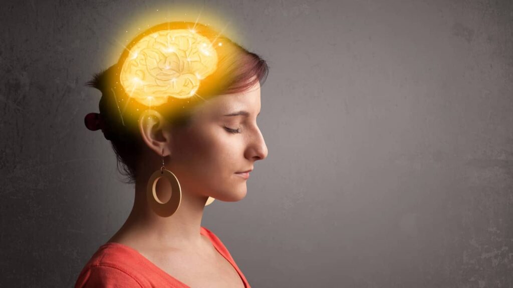 cerveau lumineux femme yeux fermés