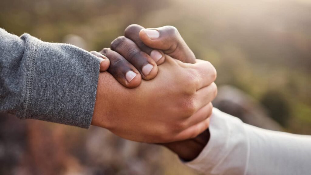 deux mains se serrent soutien