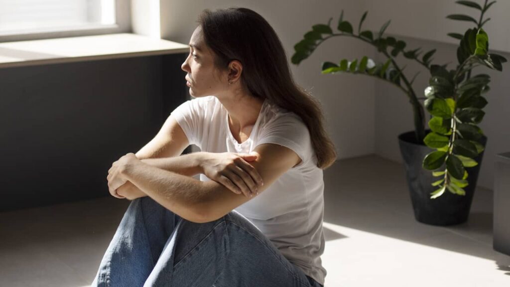 femme assise reflechit