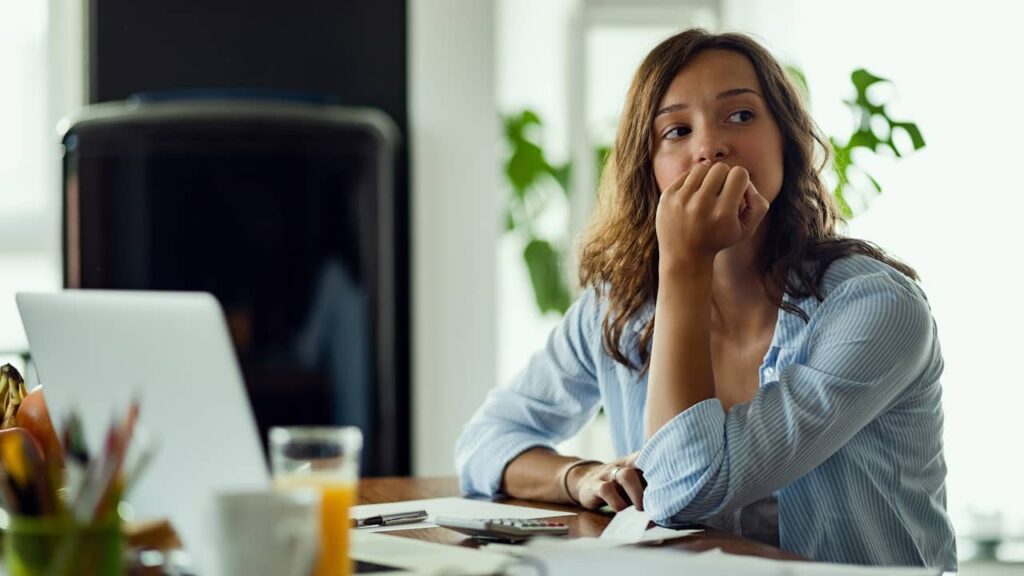 femme ennui bureau