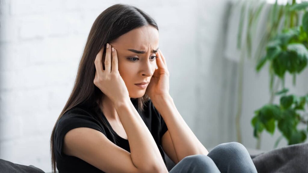 femme inquiète mal tete