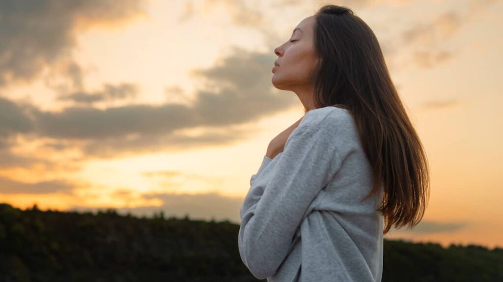 femme sereine dehors sous le ciel