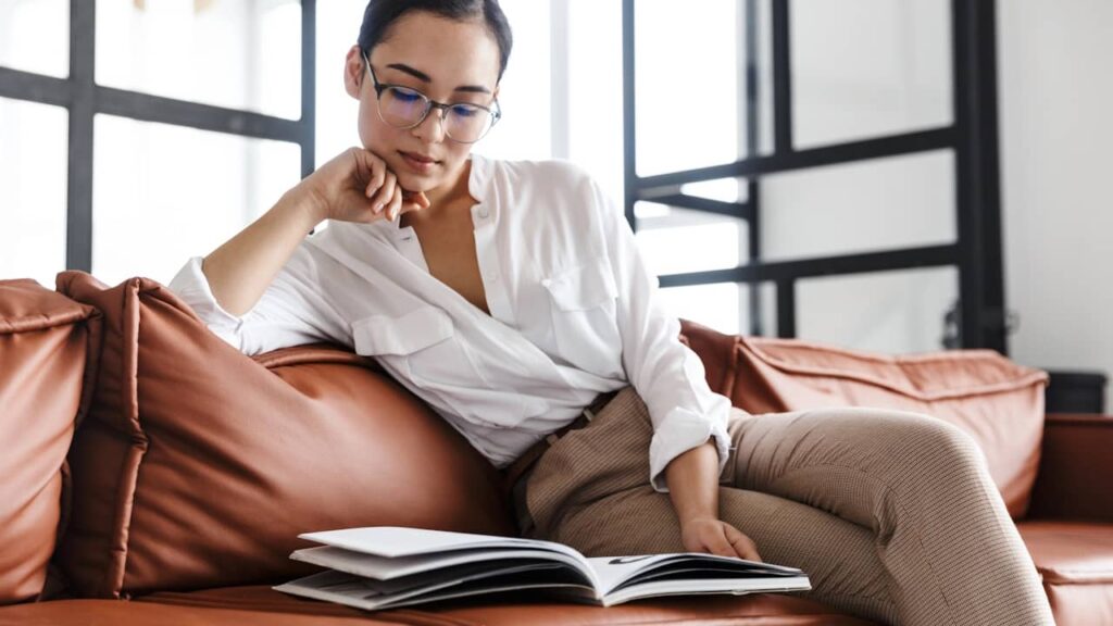 femme studieuse lecture