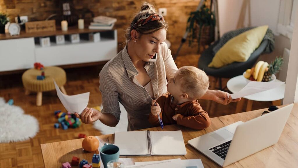 femme travail maison bébé