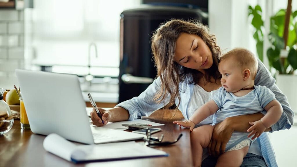 femme travail maison bébé ordinateur
